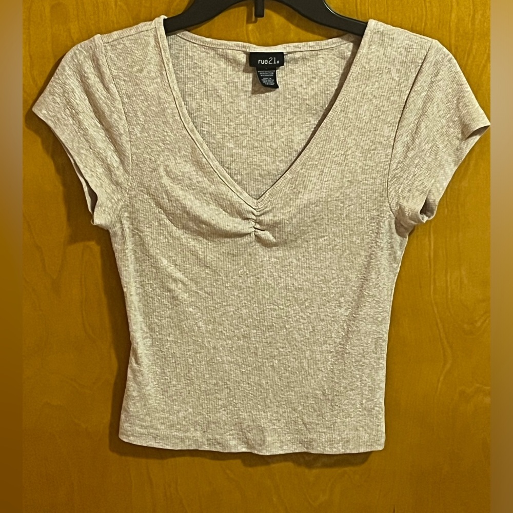 Rue 21 light cream Cropped Shirt. Size Small